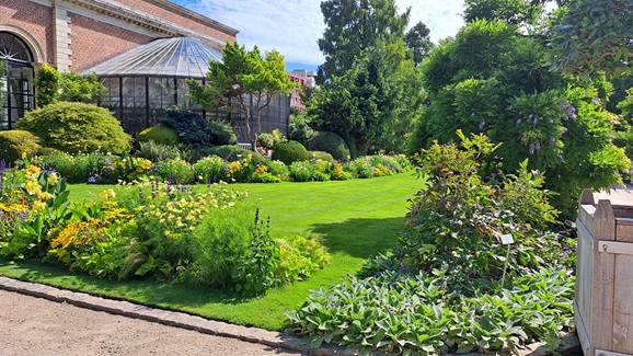 Engage visitors in botanical gardens